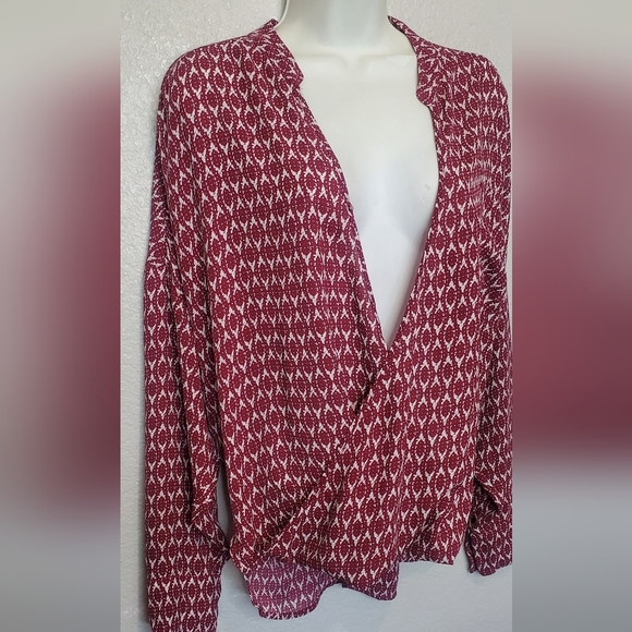 💚5/$25 Vince Camuto Red Oversized Draped Hi Lo Long Sleeve Blouse Size Medium - Picture 2 of 7